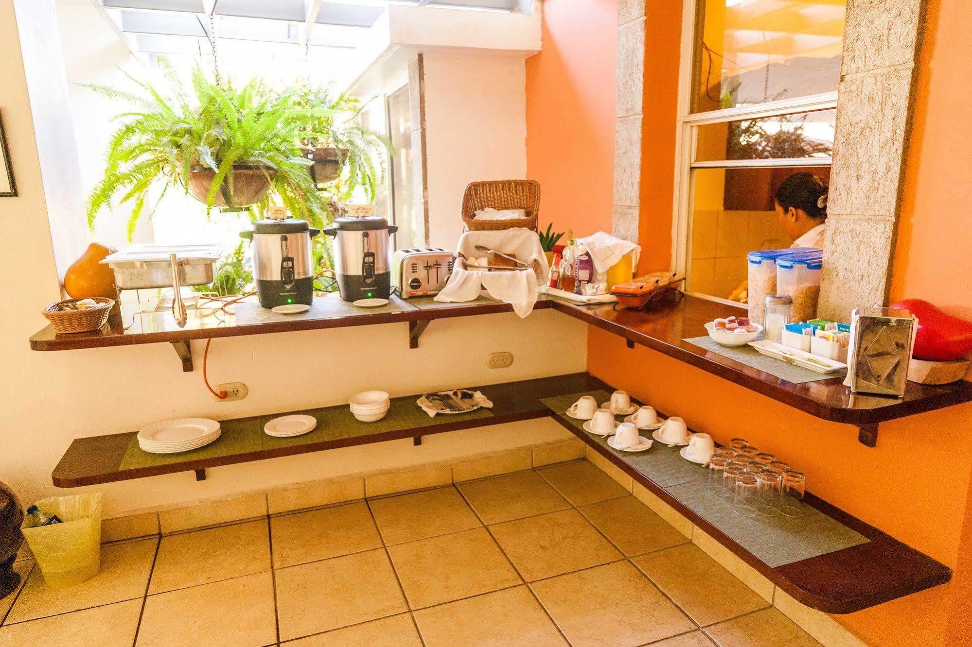Hotel El Almendro Манагуа Экстерьер фото